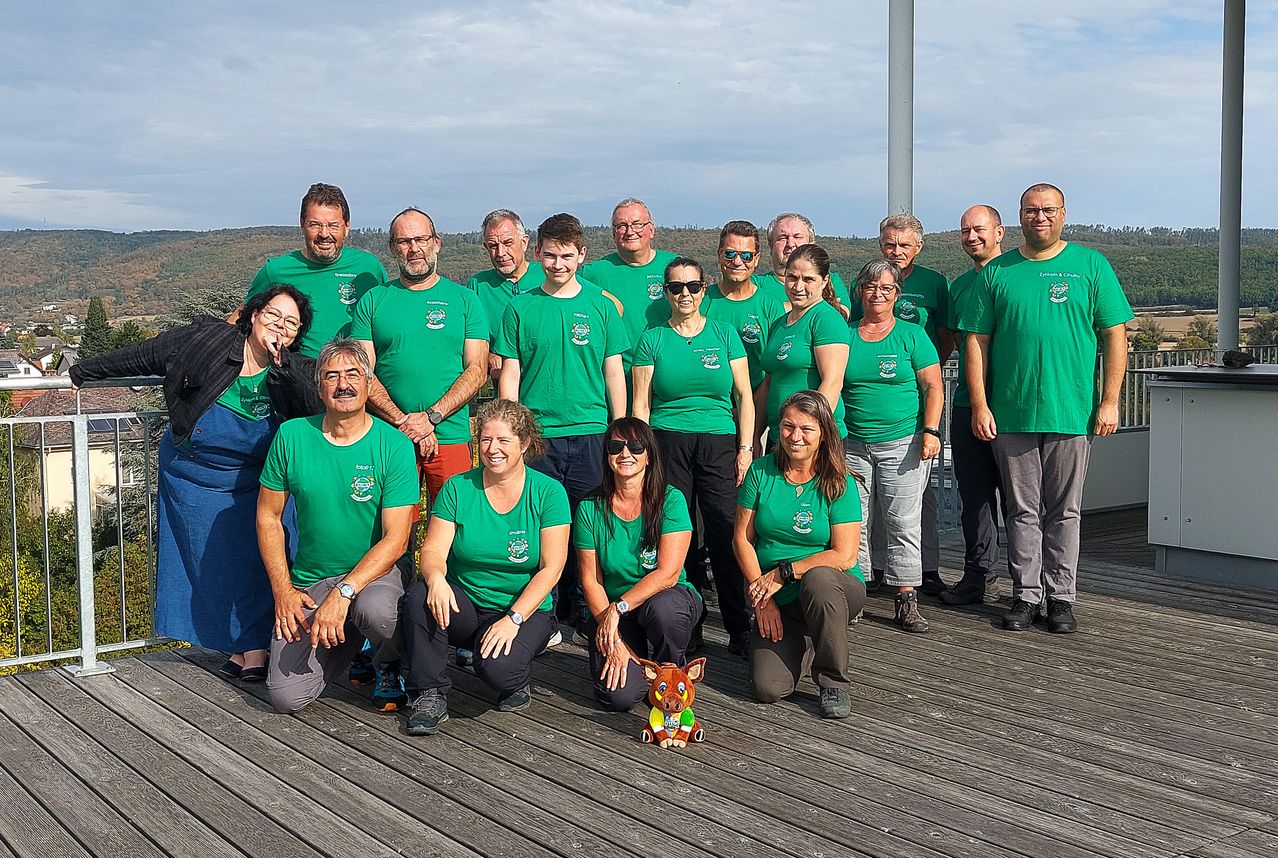 Bild enthält, People, Person, T-Shirt, Groupshot, Adult, Female, Woman, Shoe, Male, Man