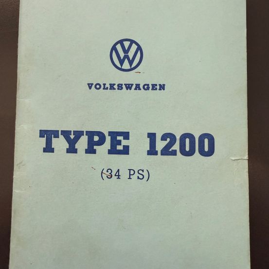 Ein Vintage-Handbuch von Volkswagen für den Typ 1200 mit blauem Volkswagen-Logo und fettem blauem Text. Es enthält Angaben wie '34 PS'.