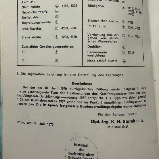 Dokument zeigt Fahrzeugteile und Zulassungen, einschließlich Stadtlichter, Blinker und Kennzeichenleuchten. Eine Tabelle listet verschiedene Komponenten und ihre zugehörigen Nummern auf. Es wird erwähnt, dass die abgebildete Zeichnung eine Darstellung des Fahrzeugs ist. Genehmigung am 18. Juni 1970 unter den Bedingungen des Kraftfahrzeuggesetzes von 1967 erteilt.
