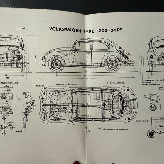 Ein offenes technisches Handbuch für einen Volkswagen Typ 1200-34 PS mit verschiedenen Diagrammen, einschließlich Außen-, Innen- und Motorkomponenten des Autos sowie detaillierten Spezifikationen.
