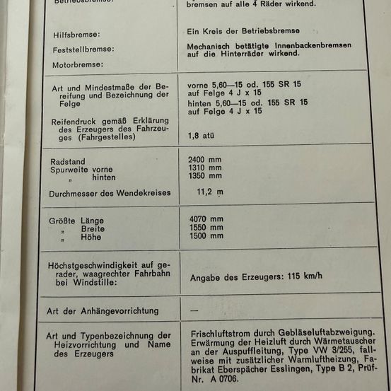 Ein Dokument mit Details zum Bremssystem eines Fahrzeugs. Es enthält Betriebsbremsarten, Mindestprofiltiefen der Reifen, Reifendrücke und Abmessungen. Die Höchstgeschwindigkeit und Art der Kühlung werden ebenfalls notiert.