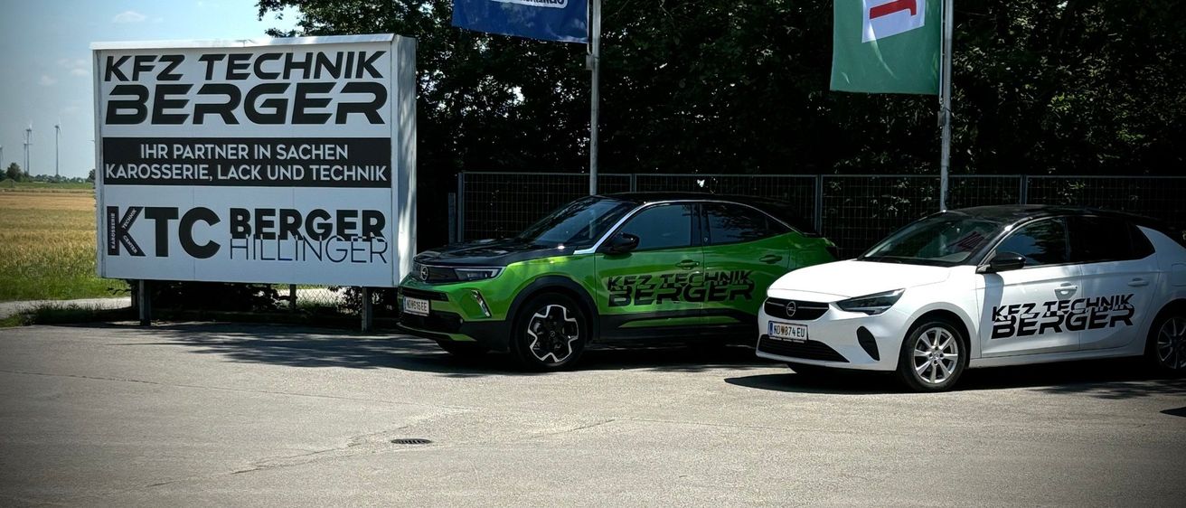 Ein weißer und grüner Wagen sowie ein grüner Wagen sind vor einem KFZ Technik Berger Schild geparkt. Hinter den Autos befinden sich auch zwei Banner mit Logos.