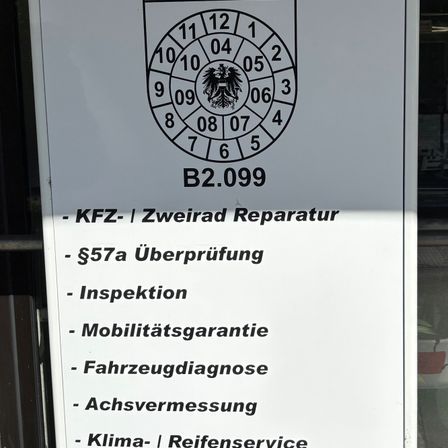 Ein Schild zeigt die Dienstleistungen einer deutschen Autowerkstatt an. Es beinhaltet KFZ-Zweirad-Reparatur, 57a Überprüfung, Inspektion, Mobilitätsgarantie, Fahrzeugdiagnose, Achsvermessung und Klima-Reifenservice.