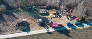 Bild enthält, Outdoors, Road, Plant, Tree, Car, Vehicle, Building, Wheel, Aerial View, Nature