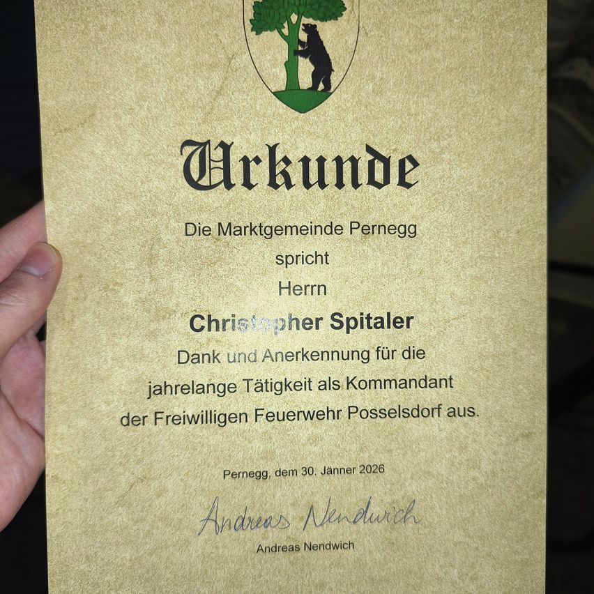 Ein Anerkennungszertifikat der Gemeinde Pernegg für Herrn Christopher Spitler, für seine jahrelange Tätigkeit als Kommandant der Freiwilligen Feuerwehr Posselsdorf. Datum: 30. Januar 2026, unterzeichnet von Andreas Nendwich.