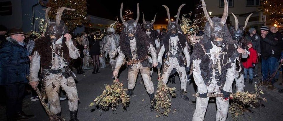 Bild enthält, People, Person, Costume, Adult, Male, Man, Jacket, Festival, Shoe, Face