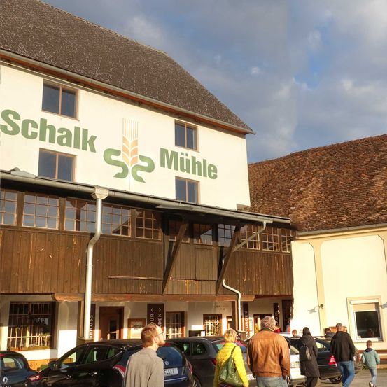 Bild enthält, Adult, Female, Person, Woman, Handbag, Shoe, Walking, Male, Man, Car