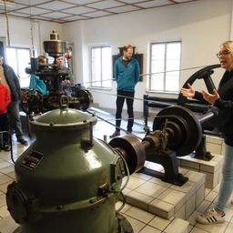 Bild enthält, Museum, Adult, Female, Person, Woman, Handbag, Shoe, Male, Man, Glasses