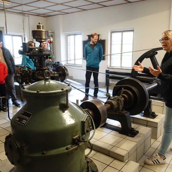 Bild enthält, Museum, Adult, Female, Person, Woman, Handbag, Shoe, Male, Man, Glasses