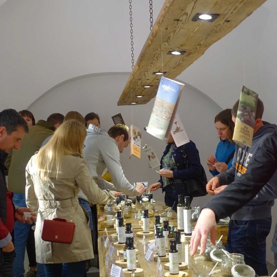 Bild enthält, Adult, Male, Man, Person, Female, Woman, Bottle, Shoe, Glasses, Handbag