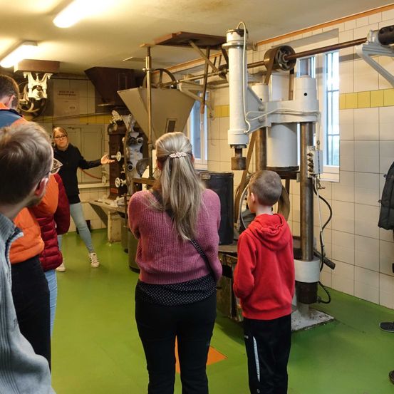 Bild enthält, Factory, Boy, Child, Male, Person, Adult, Female, Woman, Glasses, Man