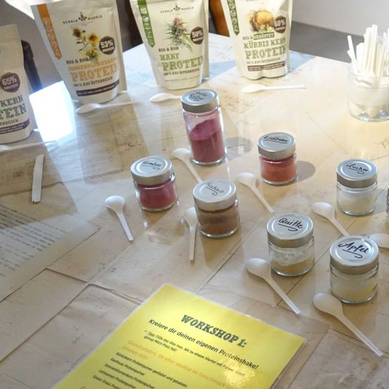 Bild enthält, Cutlery, Spoon, Cosmetics, Text