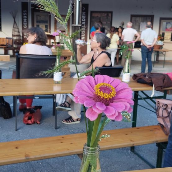 Bild enthält, Potted Plant, Flower Arrangement, Interior Design, Wood, Plywood, Dining Table, Flower Bouquet, Restaurant, Petal, Portrait
