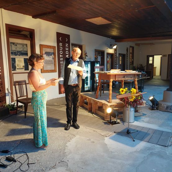 Bild enthält, Plywood, Wood, Table, Adult, Male, Man, Person, Female, Woman, Desk