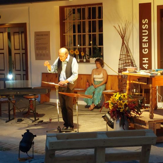 Bild enthält, Potted Plant, Wood, Plywood, Adult, Female, Person, Woman, Flower Arrangement, Male, Man