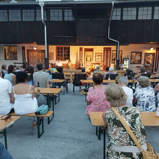 Bild enthält, Cafeteria, Indoors, Restaurant, Handbag, Urban, Person, People, Adult, Male, Man