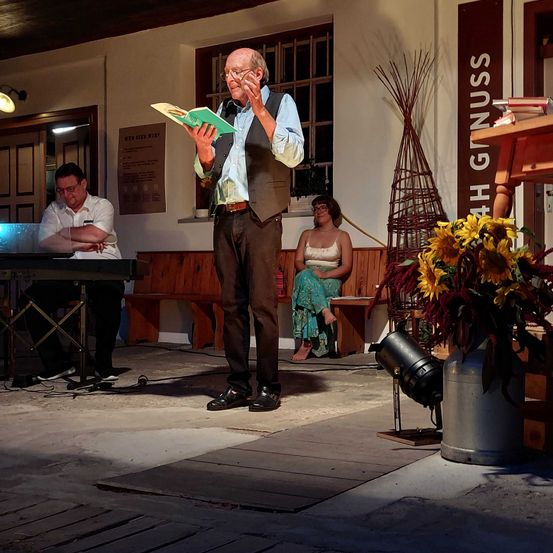 Bild enthält, Potted Plant, Flower Arrangement, Flower Bouquet, Book, Lighting, Belt, Piano, Adult, Person, Woman