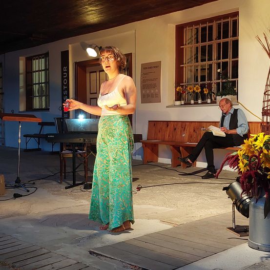 Bild enthält, Potted Plant, Dress, Flower Arrangement, Adult, Female, Person, Woman, Lighting, Flower Bouquet, Man