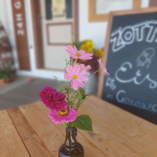 Bild enthält, Wood, Hardwood, Flower, Petal, Potted Plant, Flower Arrangement, Jar, Interior Design, Pottery, Vase