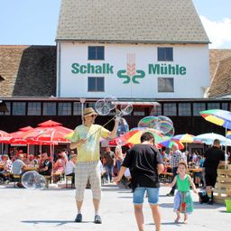 Bild enthält, Neighborhood, Shelter, Shorts, City, Person, Portrait, Adult, Male, Man, Street