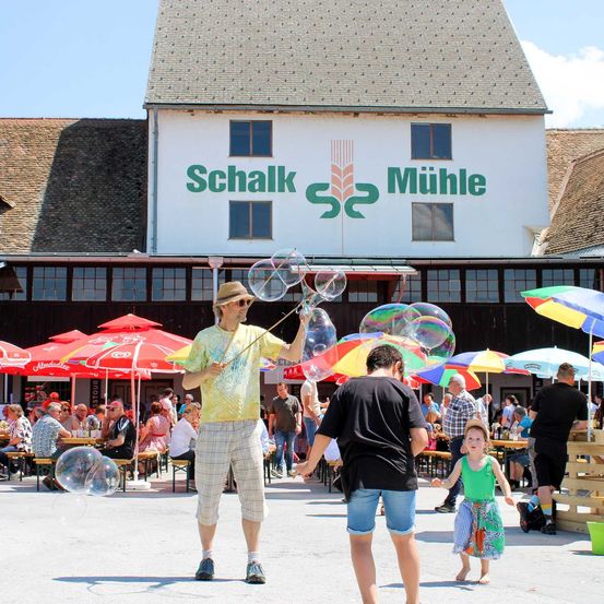 Bild enthält, Neighborhood, Shelter, Shorts, City, Person, Portrait, Adult, Male, Man, Street