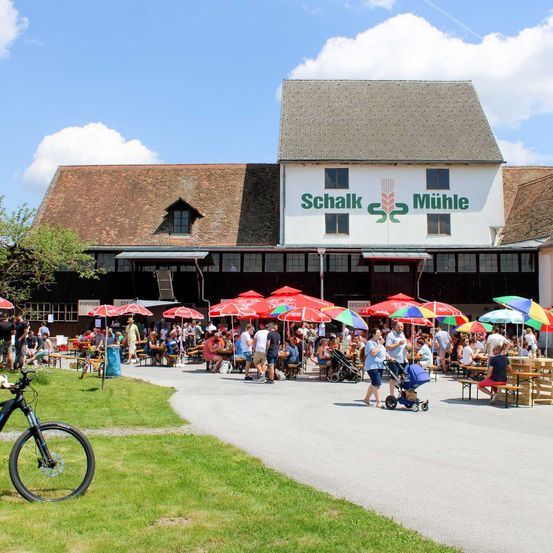 Bild enthält, Shelter, Bicycle, Vehicle, Person, City, Wheel, People, Shoe, Urban, Market