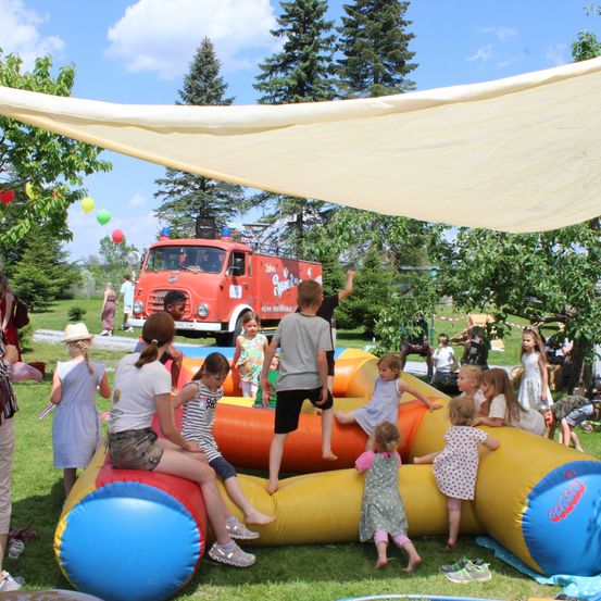 Bild enthält, Shoe, Person, Grass, Hat, Child, Female, Girl, Outdoors, Park, Handbag