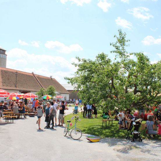 Bild enthält, Handbag, Shoe, Bicycle, Person, Market, Shorts, Urban, Summer, Backpack, Basketball (Ball)