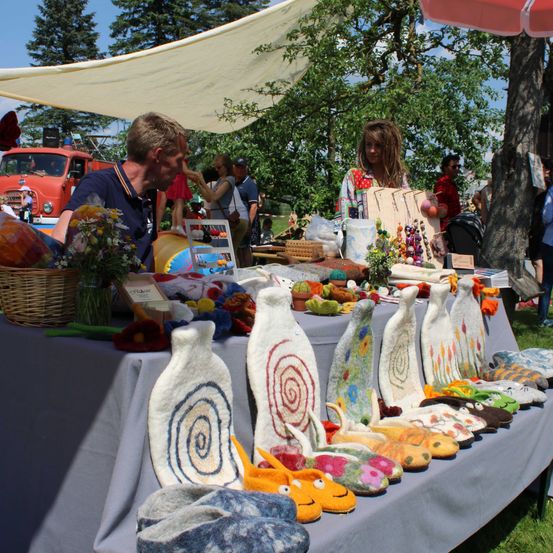 Bild enthält, Meal, Adult, Male, Man, Person, Cafeteria, Female, Woman, Hat, Handbag