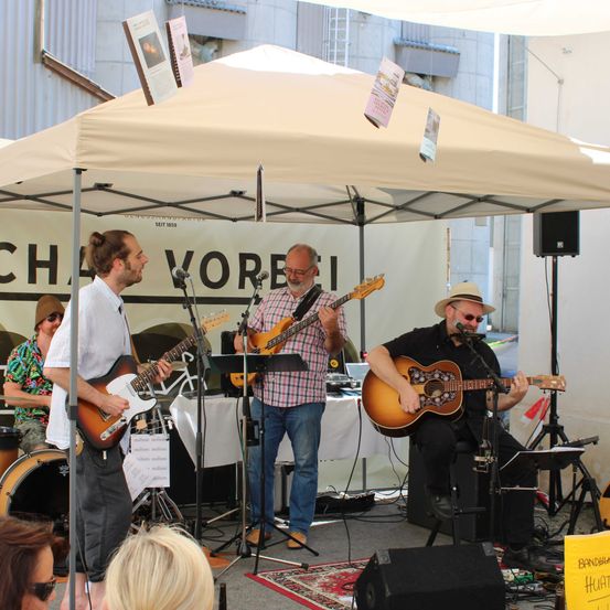 Bild enthält, Guitar, Speaker, Hat, Adult, Male, Man, Person, Female, Woman, Tent