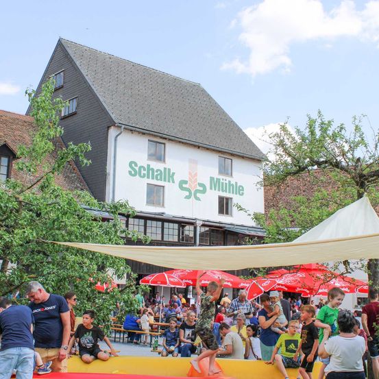 Bild enthält, Outdoors, Shelter, Neighborhood, Person, Face, Head, Market, Tree, City, Shorts