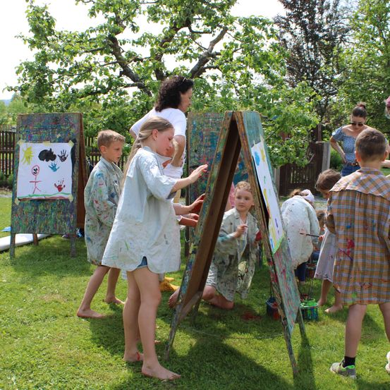 Bild enthält, Grass, Park, Shoe, Person, Boy, Child, Male, Female, Girl, Sandal
