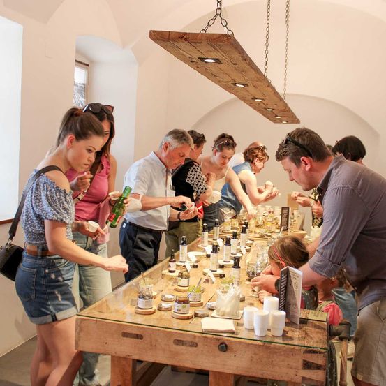 Bild enthält, Dining Room, Dining Table, People, Person, Cafeteria, Restaurant, Adult, Male, Man, Bride