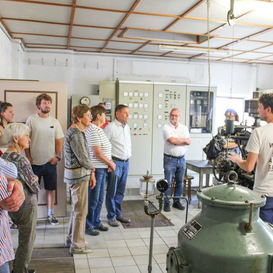 Bild enthält, Factory, Adult, Male, Man, Person, Shoe, Jeans, Glasses, Belt, Wristwatch