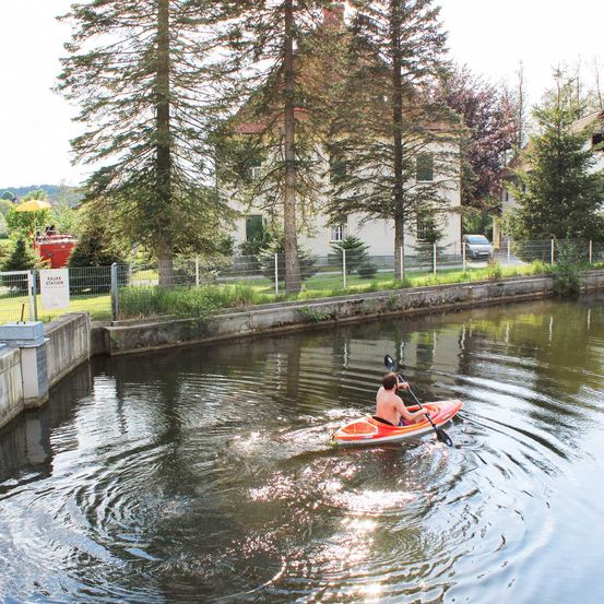 Bild enthält, Water, Boat, Canoe, Kayak, Rowboat, Vehicle, Canoeing, Person, Water Sports, Kayaking