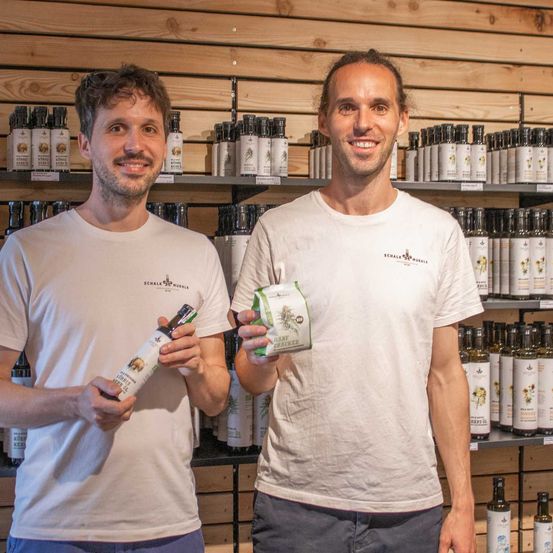 Bild enthält, Adult, Male, Man, Person, Shop, Alcohol, Beverage, Can