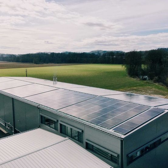 Bild enthält, Outdoors, Electrical Device, Solar Panels, Aerial View