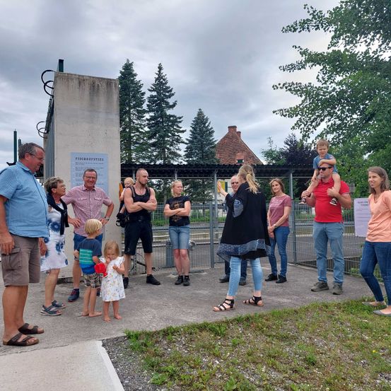 Bild enthält, Pants, People, Person, Shelter, Sandal, Shoe, Shorts, Adult, Male, Man