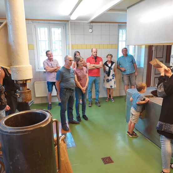 Bild enthält, Indoors, Museum, Shoe, Person, Adult, Male, Man, Sandal, Female, Woman