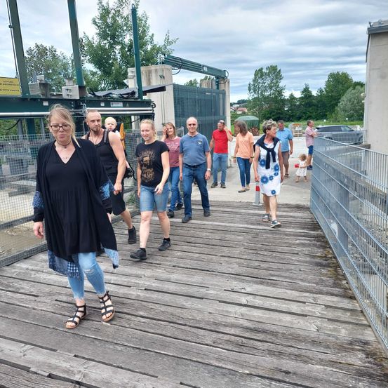 Bild enthält, People, Person, Pants, Shelter, Walking, Sandal, Portrait, Shoe, City, Street