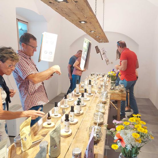 Bild enthält, Adult, Male, Man, Person, Indoors, Glasses, Brunch, People, Face