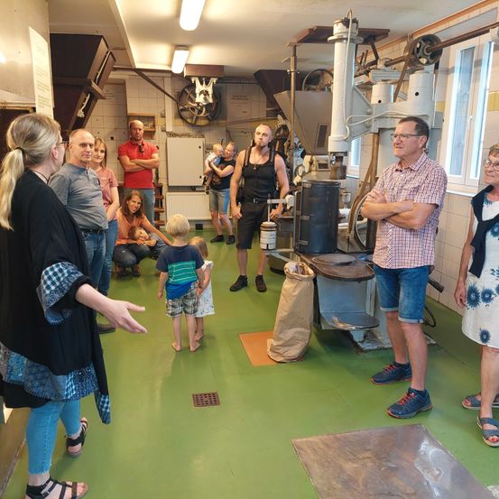 Bild enthält, Factory, Pants, Manufacturing, Workshop, Shoe, Person, Shorts, Adult, Male, Man