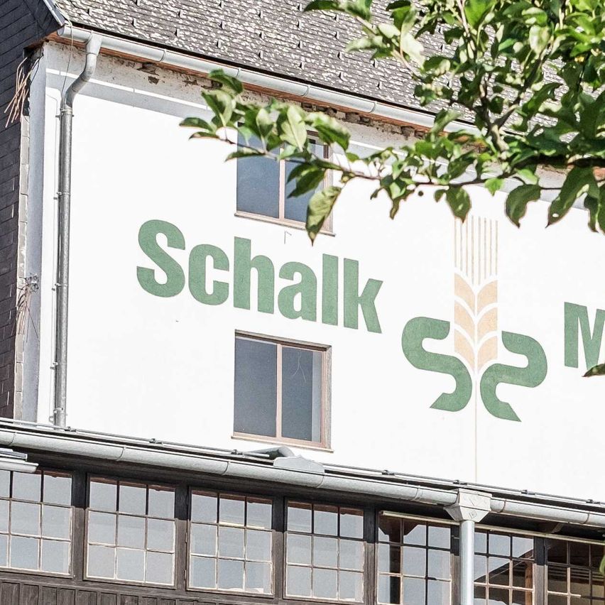 Bild enthält, Shelter, Pants, College, People, Person, Neighborhood, Handbag, Walking, Adult, Man