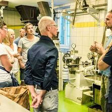 Bild enthält, Factory, People, Person, Adult, Male, Man, Hospital, Bride, Female, Woman