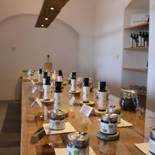 Bild enthält, Wood, Hardwood, Floor, Flooring, Interior Design, Table, Tabletop, Dining Table, Plywood, Restaurant