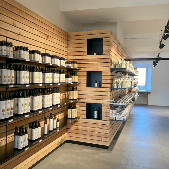 Bild enthält, Indoors, Interior Design, Alcohol, Beverage, Liquor, Wine, Architecture, Building, Wine Cellar