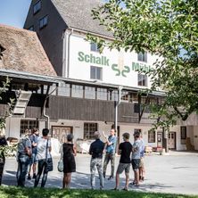 Bild enthält, Shelter, Pants, College, People, Person, Neighborhood, Handbag, Walking, Adult, Man