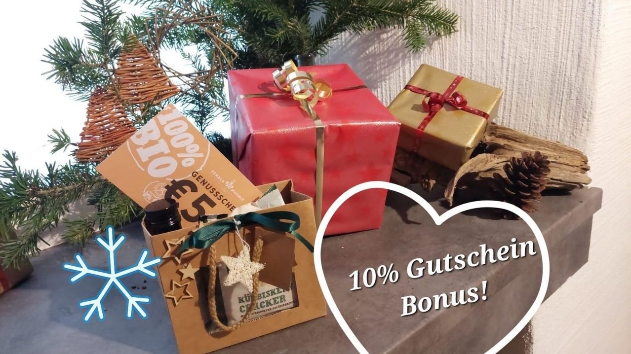Geschenke für Weihnachten. Eine rote Geschenkbox mit einem Bogen. Ein brauner Papiersack mit einem grünen Band und Sternen. Ein Herzform mit dem Text '10% Gutschein Bonus!' auf einer grauen Oberfläche.