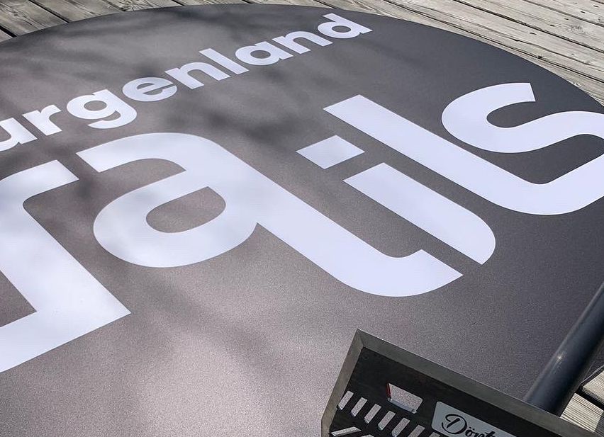 Bild enthält, Device, Screwdriver, Tool, Furniture, Table, Tabletop, Racket