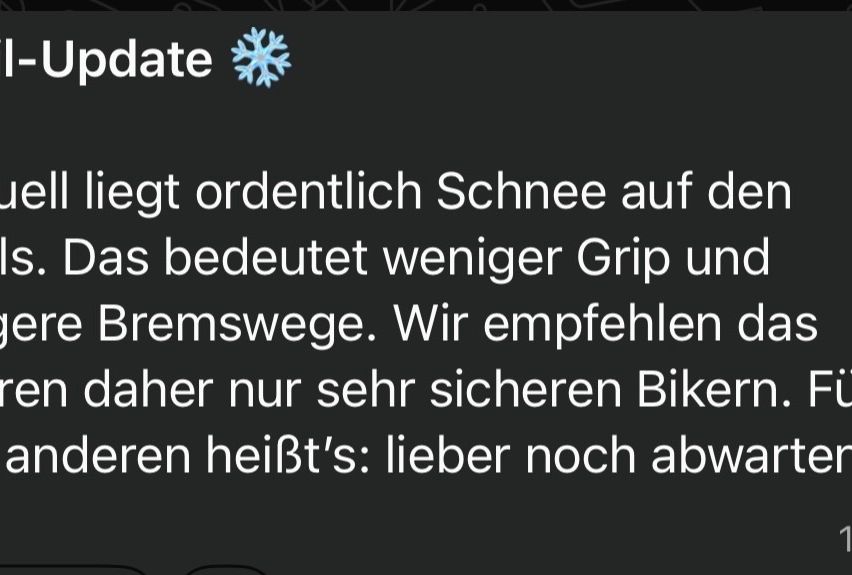 Ein Update mit einem Schneeflockensymbol zeigt an, dass viel Schnee liegt, was zu weniger Grip und Bremsweg führt. Es empfiehlt sehr sicheren Bikern, abzuwarten.